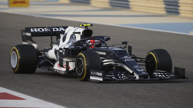 Pierre Gasly al mando del flamante AlphaTauri durante las pruebas de este año. Foto: Infobae.