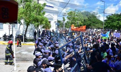 Violenta represión policial en Formosa en protesta contra vuelta a Fase 1 de la cuarentena por Covid-19. Foto: Twitter
