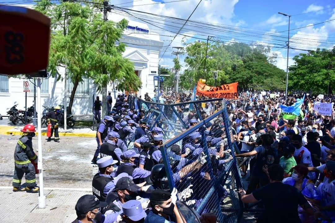 Violenta represión policial en Formosa en protesta contra vuelta a Fase 1 de la cuarentena por Covid-19. Foto: Twitter