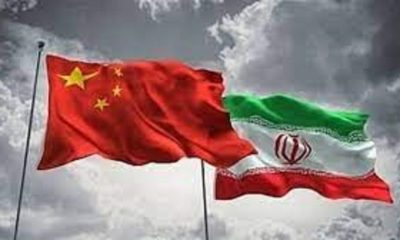 Banderas de Irán y China.