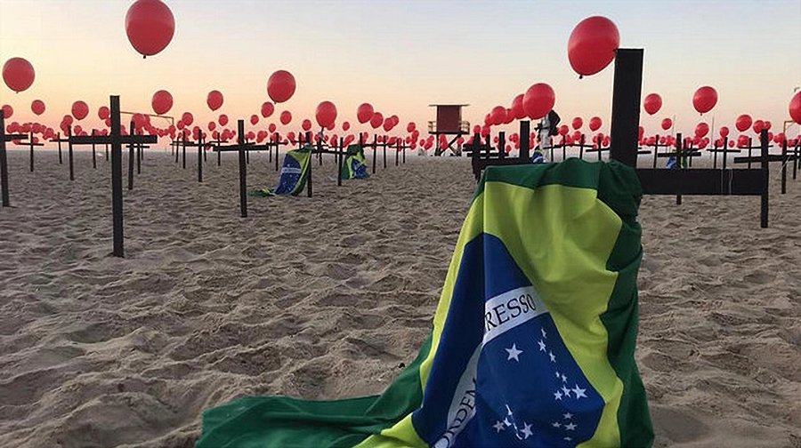 La organización no gubernamental Rio da Paz recordó así los primeros 100 000 muertos de covid-19 en Brasil. Foto: Archivo