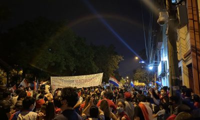 Una multitud volvió a concentrarse este viernes frente al Congreso pidiendo la renuncia de Abdo Benítez y Hugo Velázquez. Foto: Twitter