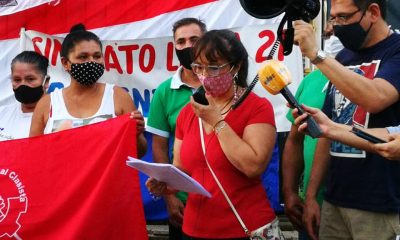 La coalición de sindicatos leyó un pronunciamiento frente al Congreso esta tarde. Foto: Gentileza