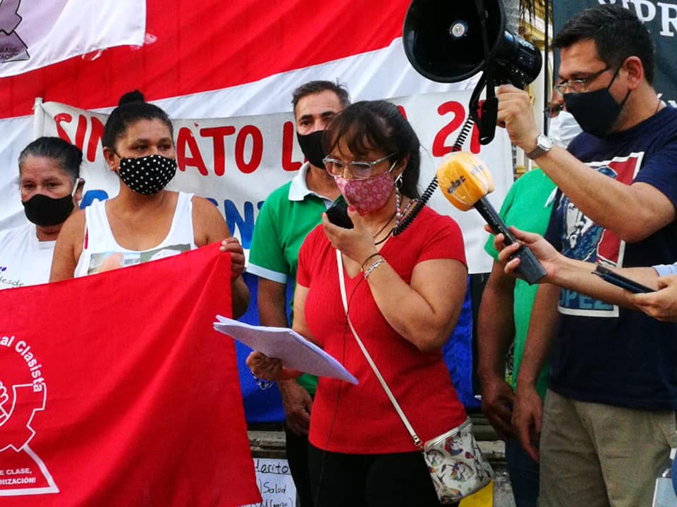 La coalición de sindicatos leyó un pronunciamiento frente al Congreso esta tarde. Foto: Gentileza