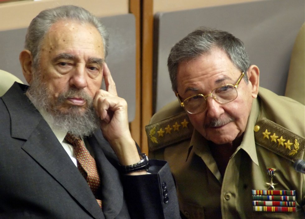 Fidel y Raúl Castro. Foto: El País.