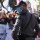 Mucha gente protesta afuera de la sede donde se desarrolla el juicio. Foto: DW.