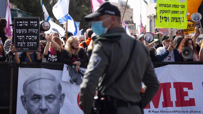 Mucha gente protesta afuera de la sede donde se desarrolla el juicio. Foto: DW.