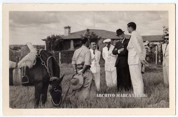 En la Compañía Liebig el Príncipe fue recibido por Peter y Bruce Carlisle, Michael Hughes, Patrick Vigors y Eric Evans. Foto: Archivo de la Liebig.