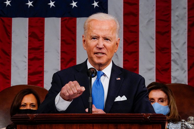 El presidente de los Estados Unidos, Joe Biden, se dirige a una sesión conjunta del Congreso en la cámara de la Cámara del Capitolio de los Estados Unidos en Washington. Melina Mara/Pool via REUTERS-Infobae.