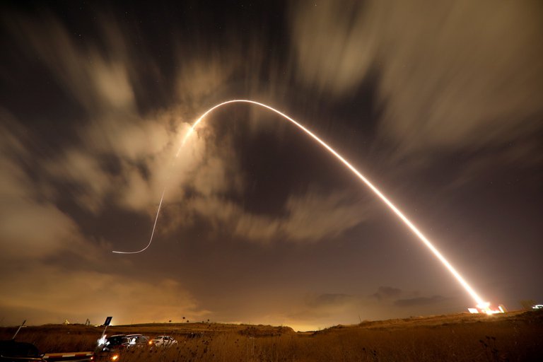 El sistema antimisiles israelí, conocido como Cúpula de Hierro, intercepta un misil lanzado desde Gaza sobre los cielos de Sderot. Foto: El País.