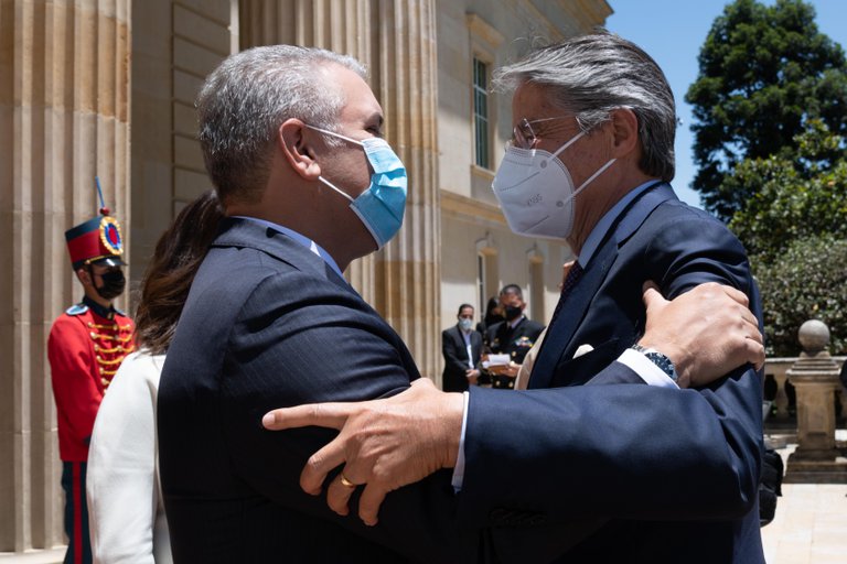 El mandatario colombiano, Iván Duque (i), mientras saluda al presidente Electo de Ecuador, Guillermo Lasso. Foto: Infobae.