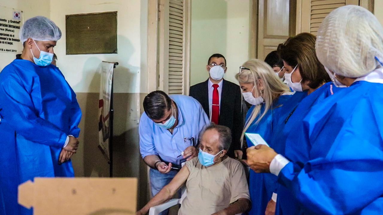 El ministro Julio Borda aplicando la dosis anticovid en el Hogar de Ancianos.