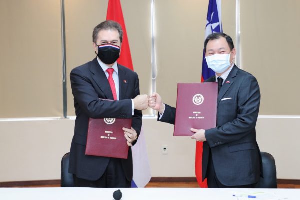 El ministro del MIC, Luis Castiglioni y el embajador de la República de China (Taiwán), José Han. Foto: MIC