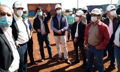 Autoridades nacionales y responsables de Oxsur recorriendo la fábrica. Foto: Gentileza.