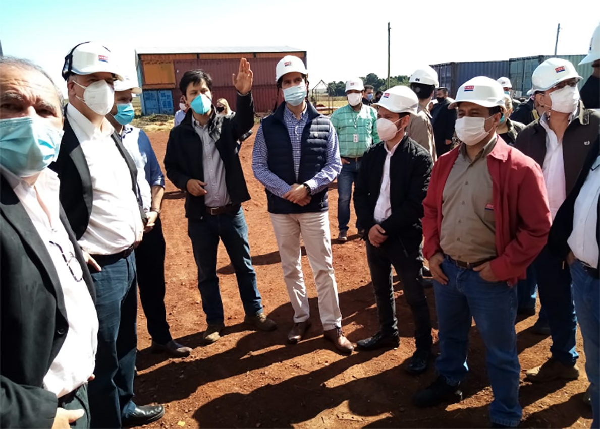 Autoridades nacionales y responsables de Oxsur recorriendo la fábrica. Foto: Gentileza.