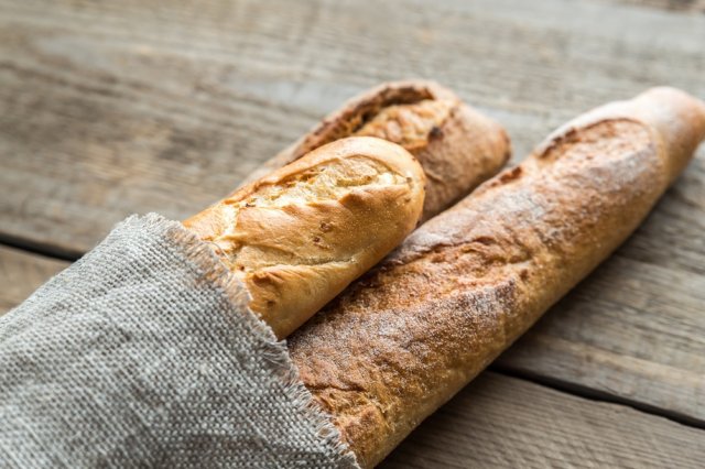El pan baguette es tradicional de Francia. Foto: Internet.