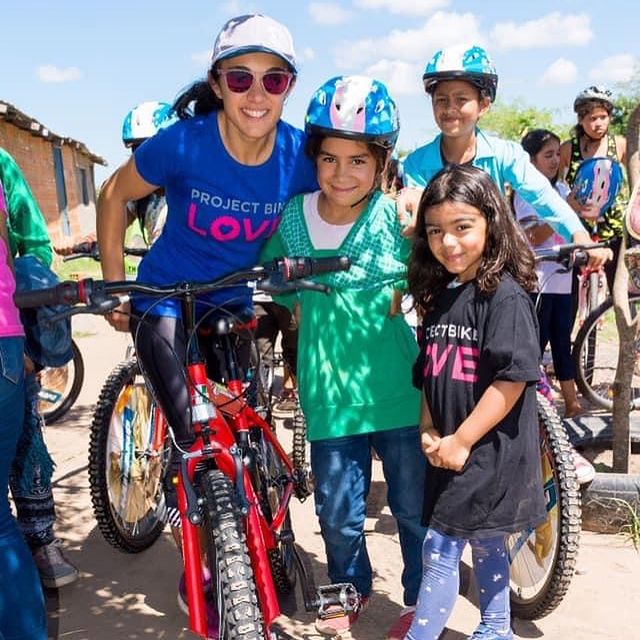 Belén con Martina, una de las embajadoras más jóvenes de Project Bike Love. Foto: Instagram PBL