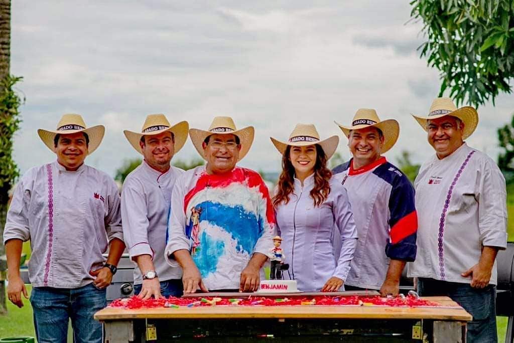 Osvaldo, es hijo del conocido emprendedor, Don Benjamín Benítez.