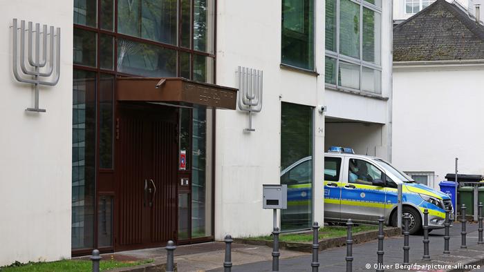 La policía vigila una sinagoga después de un ataque en el que también se quemaron banderas de Israel. Foto: DW.