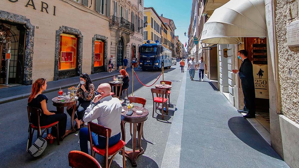 El Gobierno decidió habilitar desde el próximo 1 de junio el consumo en el interior de bares y restaurantes. Foto: Télam.