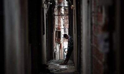 Una persona espera por comida en la Villa 21, en Buenos Aires, Argentina, en marzo de este año. Crédito: Juan Ignacio Roncoroni/EPA.