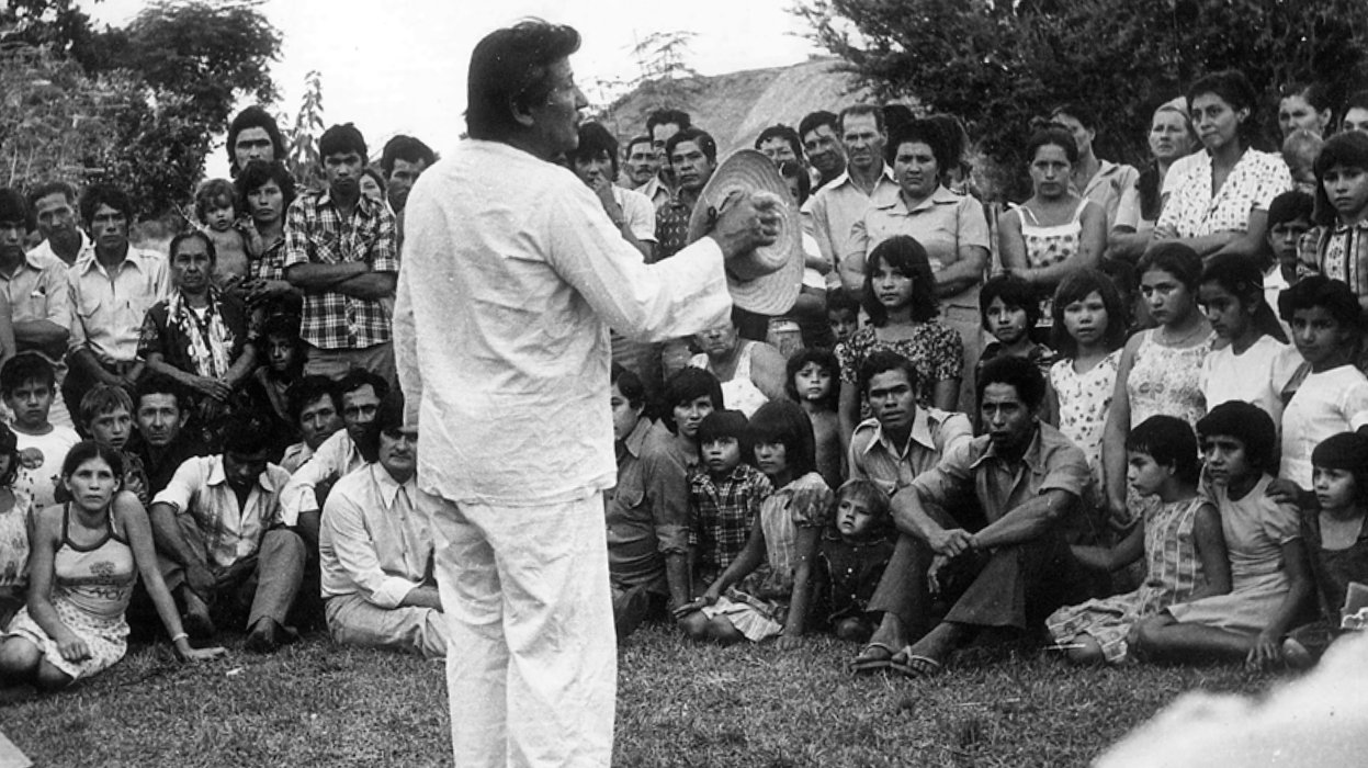 Arturo Pereira en una de las comunidades campesinas 