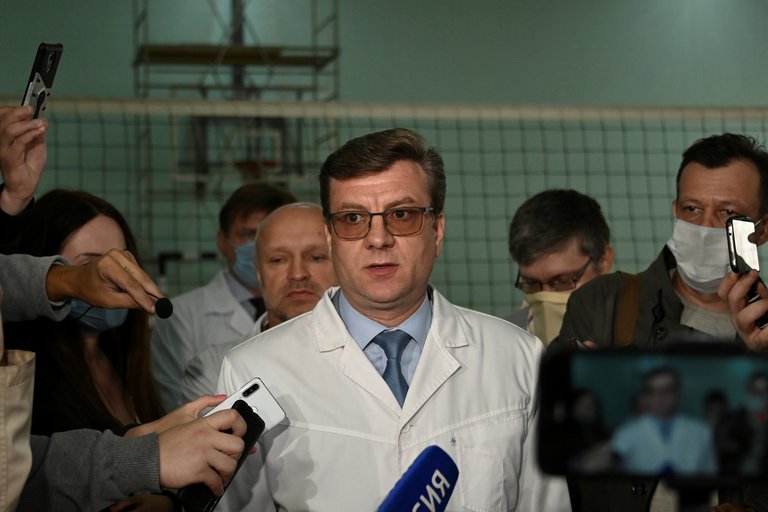 Alexander Murakhovsky, médico jefe del hospital siberiano donde fue atendido Alexei Navalny, desapareció. (REUTERS/Alexey Malgavko)