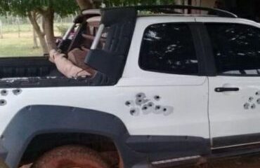 Así quedó una de las camionetas baleadas en la estancia del exdiputado, Modesto Guggiari. Foto: Gentileza.