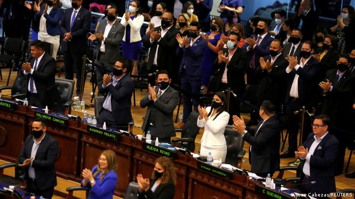 Las destituciones de los miembros del poder judicial generan alarma por la concentración de poder que estaría ejerciendo el presidente Nayib Bukele. Foto: Agencias.