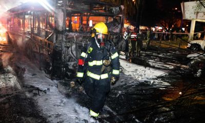 Personal de los servicios de emergencia israelíes alrededor de un autobús quemado en la ciudad de Jolón. Foto: El País.