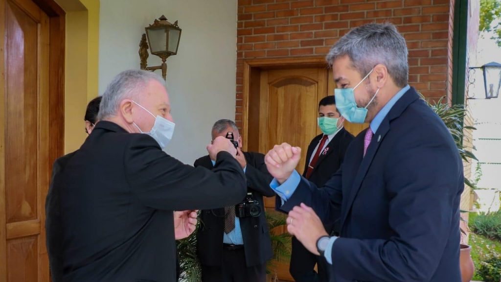 El anfitrión recibió al presidente Mario Abdo en la Nunciatura. Foto: Gentileza.