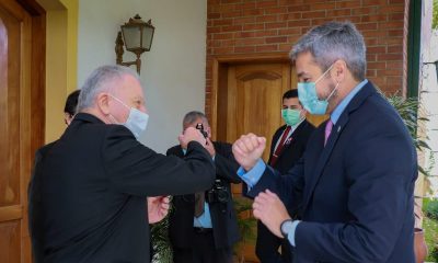 El anfitrión recibió al presidente Mario Abdo en la Nunciatura. Foto: Gentileza.