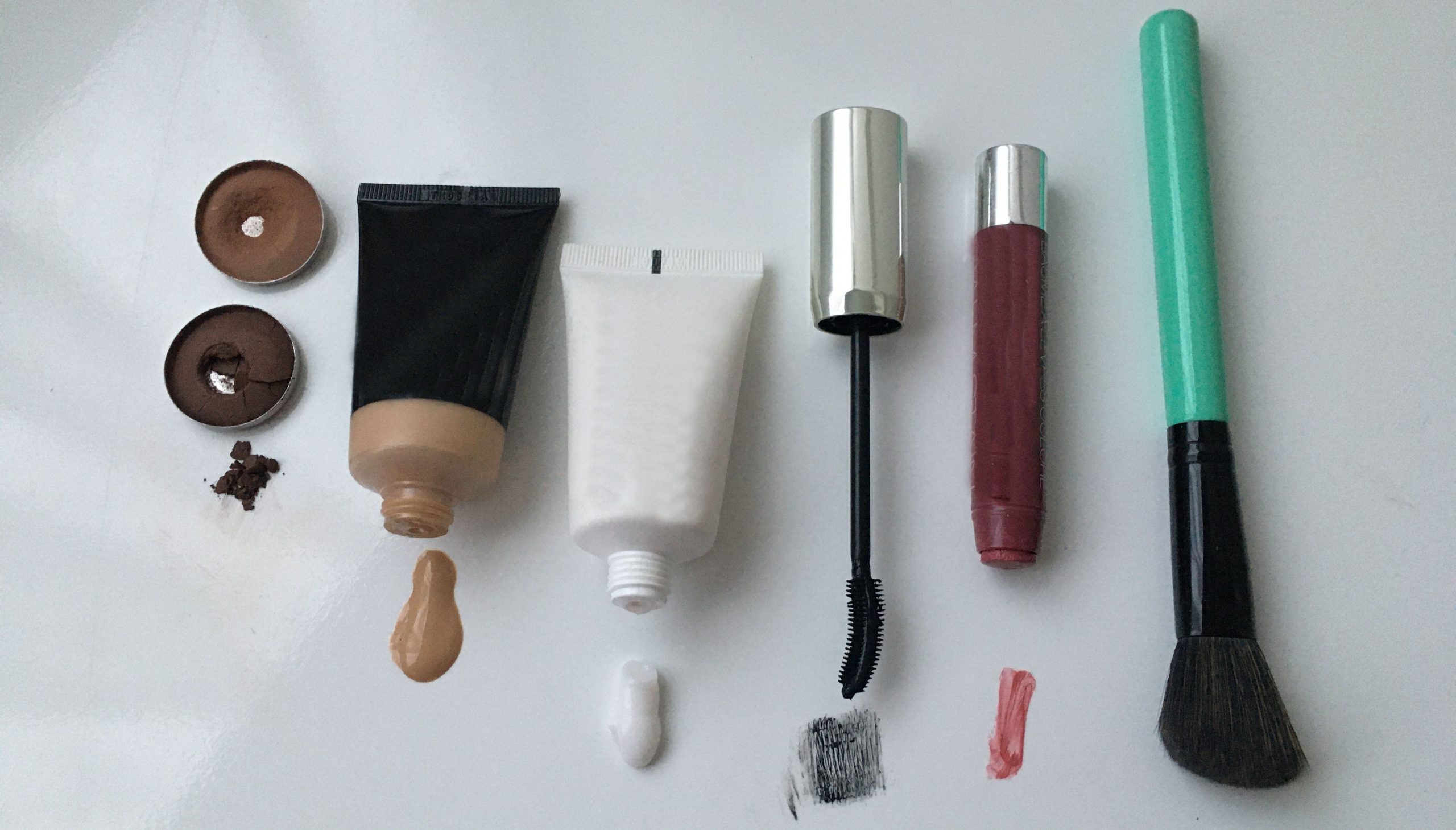 Es importante tener información sobre los componentes del maquillaje, explican desde Artcycle. Foto: Ilustración.
