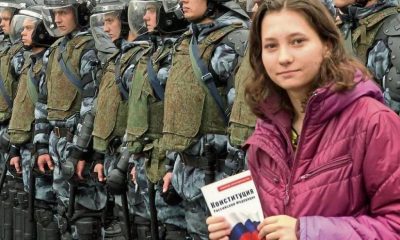 Olga Mísik posa con una copia de la Constitución rusa frente a policías antidisturbios en una manifestación en Moscú en el 2019. Foto: AFP.