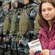 Olga Mísik posa con una copia de la Constitución rusa frente a policías antidisturbios en una manifestación en Moscú en el 2019. Foto: AFP.