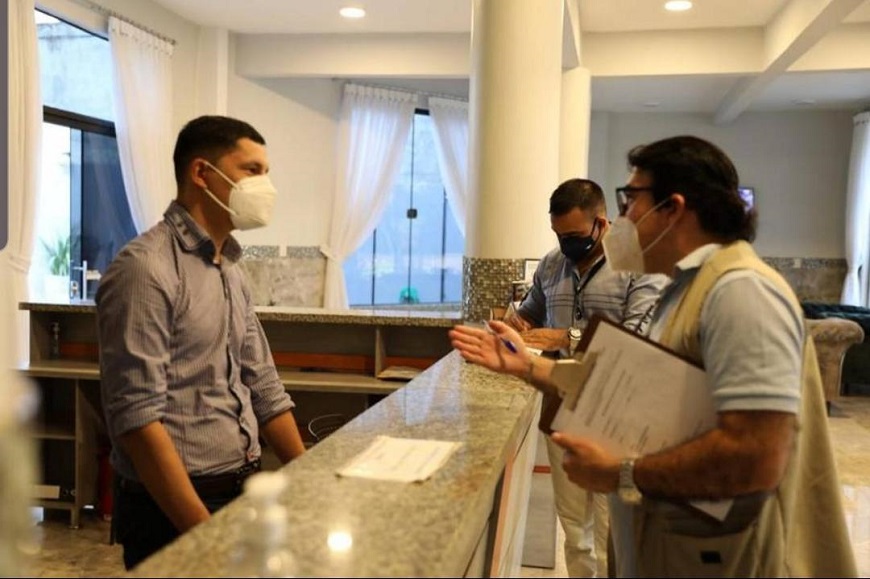 Salud advierte sobre uso obligatorio de mascarilla quirúrgica para personas que hacen atención al cliente. Foto: MSPyBS.