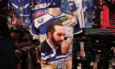 Una camiseta con una imagen de presidente Nayib Bukele en un mercado en San Salvador, Foto: AP