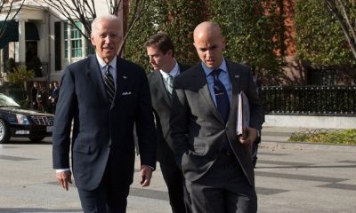 El presidente Biden camina por una de las avenidas de la Casa Blanca, acompañado por Juan González, su director para el Hemisferio Occidental en el Consejo de Seguridad Nacional (Venepress-Net).