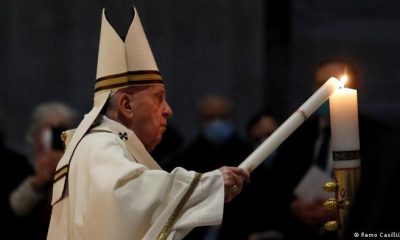 El papa Francisco encendiendo un cirio al inicio de la maratón de oraciones. Foto: DW.