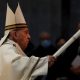 El papa Francisco encendiendo un cirio al inicio de la maratón de oraciones. Foto: DW.