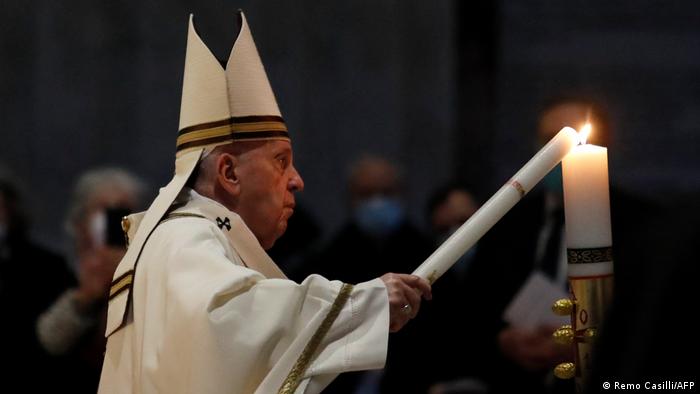 El papa Francisco encendiendo un cirio al inicio de la maratón de oraciones. Foto: DW.