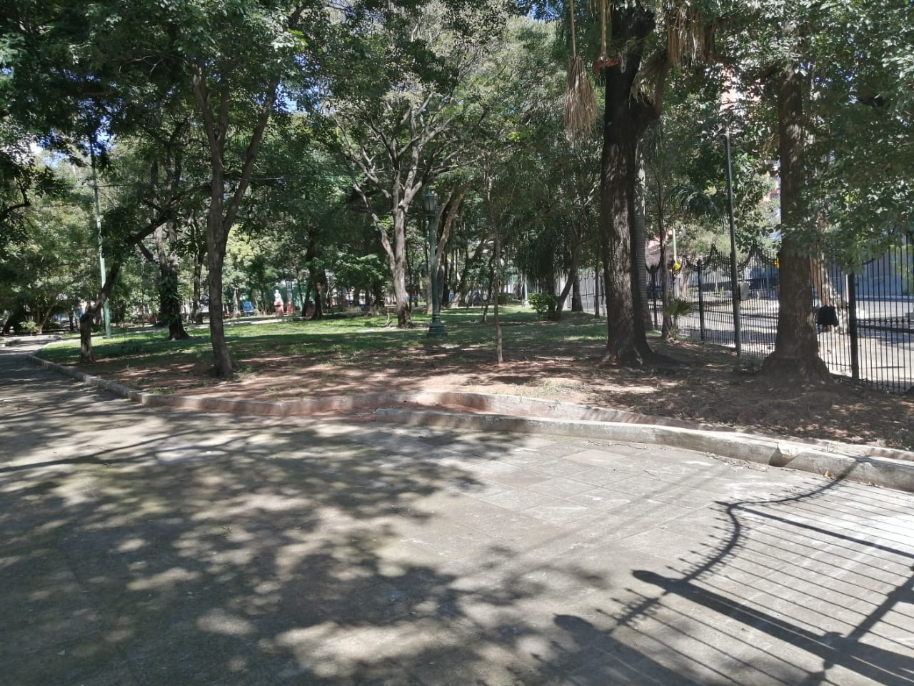 Plaza Uruguaya, en pleno centro de Asuncicón. Foto: Liliana Pesoa R.