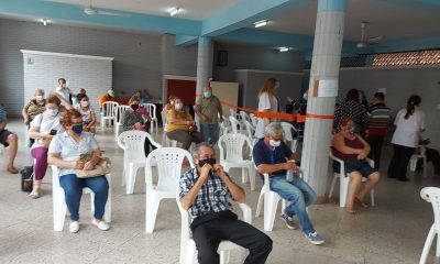 Tras horas de incertidumbre, finalmente se reanudó la vacunación de adultos mayores en el Club de Fomento de Barrio Obrero. Foto: Ministerio de Salud.