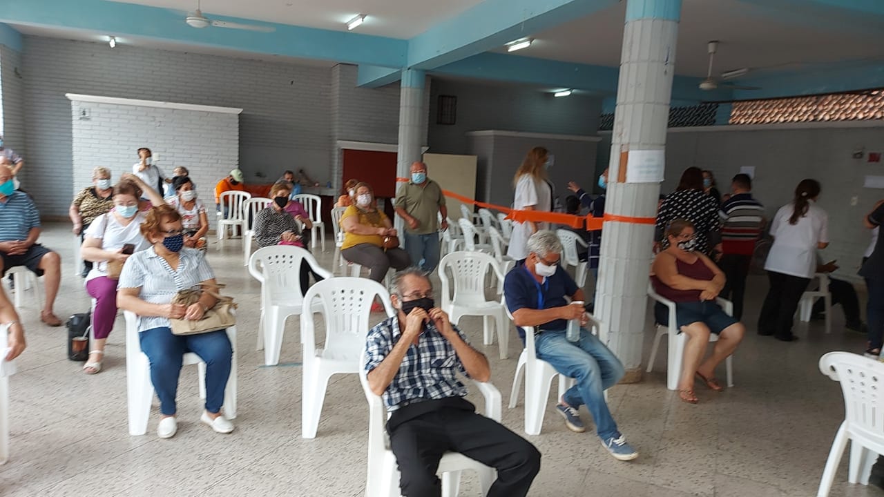 Tras horas de incertidumbre, finalmente se reanudó la vacunación de adultos mayores en el Club de Fomento de Barrio Obrero. Foto: Ministerio de Salud.