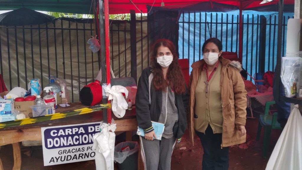 Algunas de las madres e hijas que pasan sus días en las carpas a las afueras del INERAM. Foto: Florencia Vallejos.