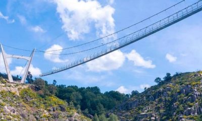 Es un puente colgante de estilo tibetano, sostenido por cables de acero y dos enormes torres en forma de V. Foto. CNN