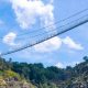 Es un puente colgante de estilo tibetano, sostenido por cables de acero y dos enormes torres en forma de V. Foto. CNN