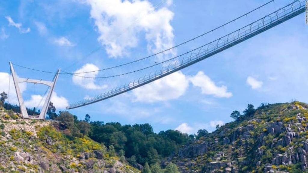 Es un puente colgante de estilo tibetano, sostenido por cables de acero y dos enormes torres en forma de V. Foto. CNN