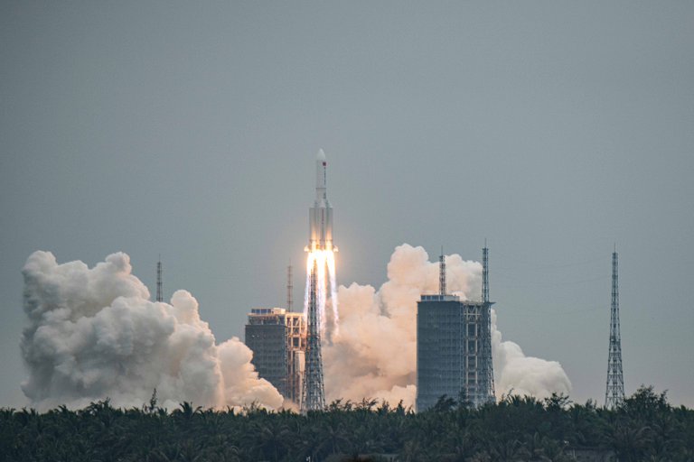 De acuerdo con la última predicción realizada por The Aerospace Corporation, la reentrada del cuerpo del cohete sería el domingo a las 3:46 (GMT). Foto: Infobae.