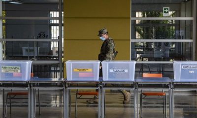 Un soldado camina cerca de la mesa de votación en la escuela de la República de Siria en Santiago (Chile). Foto: trome.com.cl